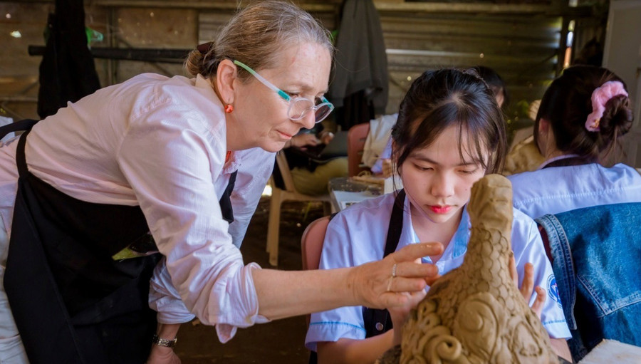 Cô Andrea Teufel cùng học sinh điêu khắc tác phẩm bằng đất sét dựa trên mẫu ảnh trong chương trình Sáng tạo 3D tại Điện Phụng Tiên. untitled7-80.jpg