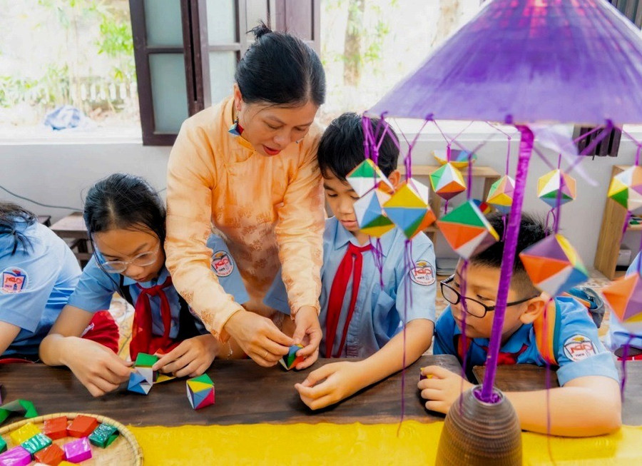 Trung tâm Bảo tồn Di tích Cố đô Huế phối hợp với Trường THCS Nguyễn Chí Diểu (TP Huế) tổ chức cho học sinh tìm hiểu Di sản Hoàng cung và làm bánh tại Phủ Nội Vụ tháng 4/2025. untitled6.jpg