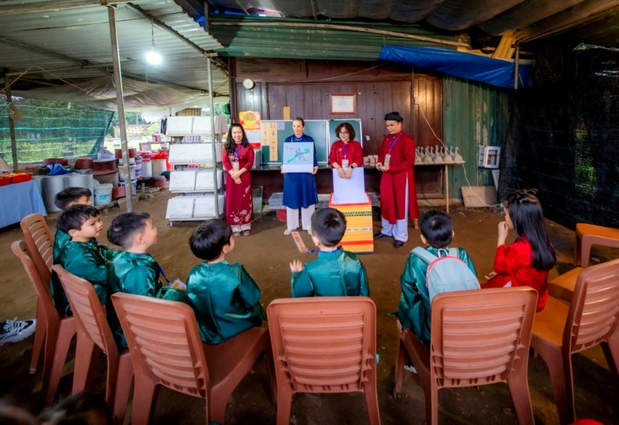 Cô Andrea Teufel mở đầu trò chơi Trí nhớ Nghệ thuật Huế cùng học sinh. untitled3.jpg