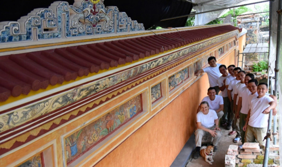 Cô Andrea Teufel (ngồi, hàng đầu) cùng cộng sự tại dự án trùng tu Điện Phụng Tiên, Đại Nội Huế. untitled9.jpg