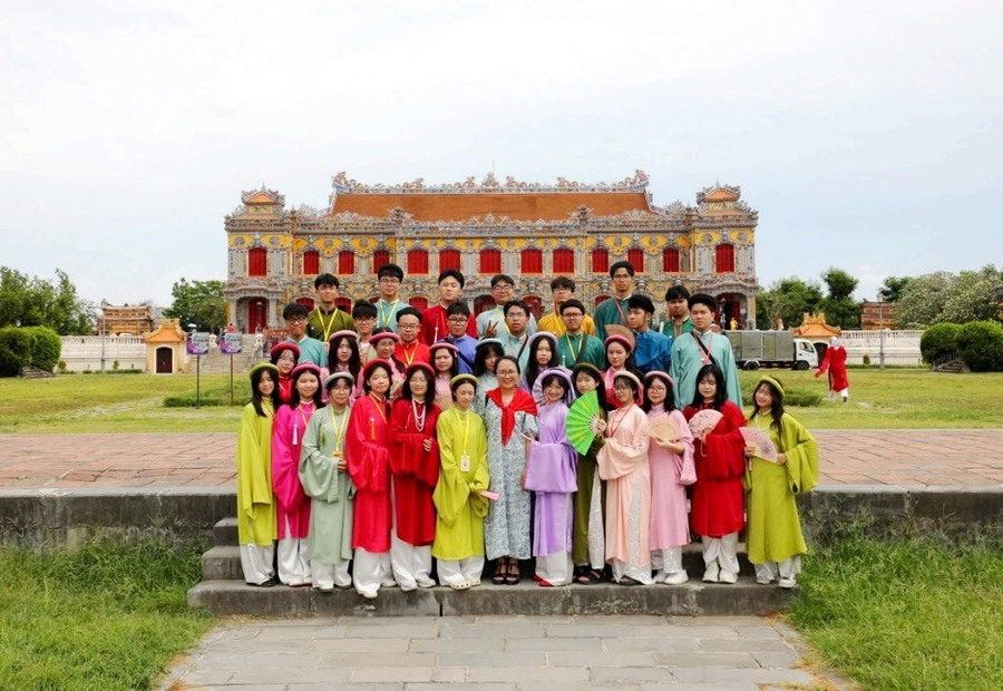 Các em học sinh mặc áo dài ngũ thân truyền thống Huế tham quan, chụp ảnh tại Điện Kiến Trung, Hoàng cung Huế. untitled.jpg
