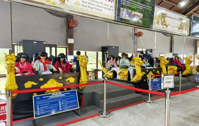 Học sinh Trường THPT Chu Văn An (Hà Nội) tham quan di sản Hoàng cung Huế và trải nghiệm thực tế ảo VR tại Đại Nội. untitled5.jpg