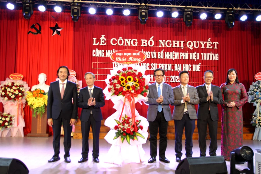 Lãnh đạo Đại học Huế (phải) chúc mừng tân Hiệu trưởng, Phó Hiệu trưởng Trường Đại học Sư phạm, Đại học Huế. (Ảnh: Đại Dương)