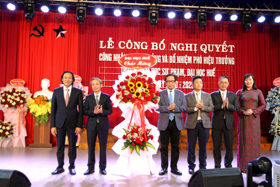 Lãnh đạo Đại học Huế (phải) chúc mừng tân Hiệu trưởng, Phó Hiệu trưởng Trường Đại học Sư phạm, Đại học Huế. (Ảnh: Đại Dương)