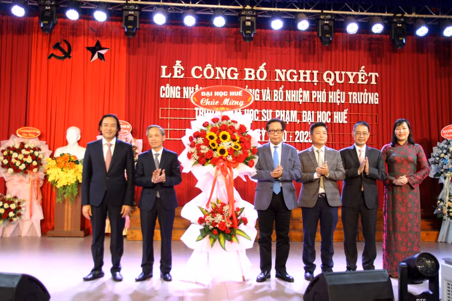 Lãnh đạo Đại học Huế (phải) chúc mừng tân Hiệu trưởng, Phó Hiệu trưởng Trường Đại học Sư phạm, Đại học Huế. (Ảnh: Đại Dương)