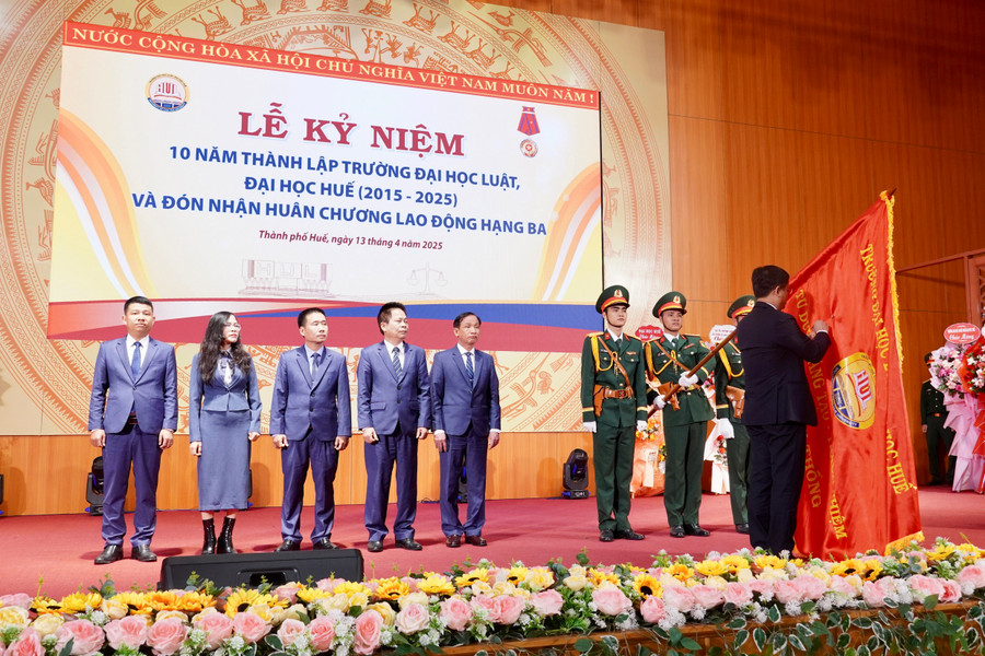 Trường Đại học Luật, Đại học Huế đón nhận Huân chương Lao động hạng Ba.