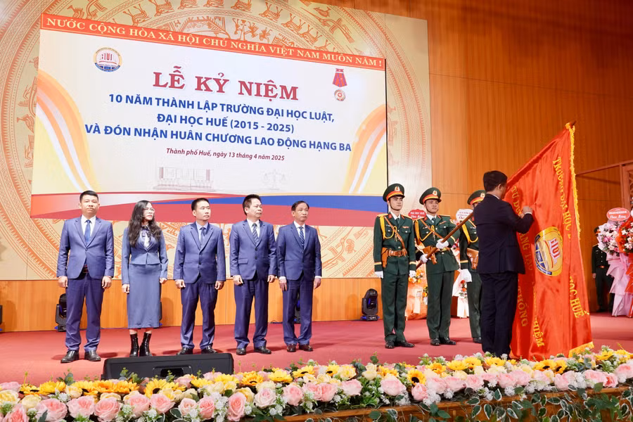 Trường Đại học Luật, Đại học Huế đón nhận Huân chương Lao động hạng Ba.