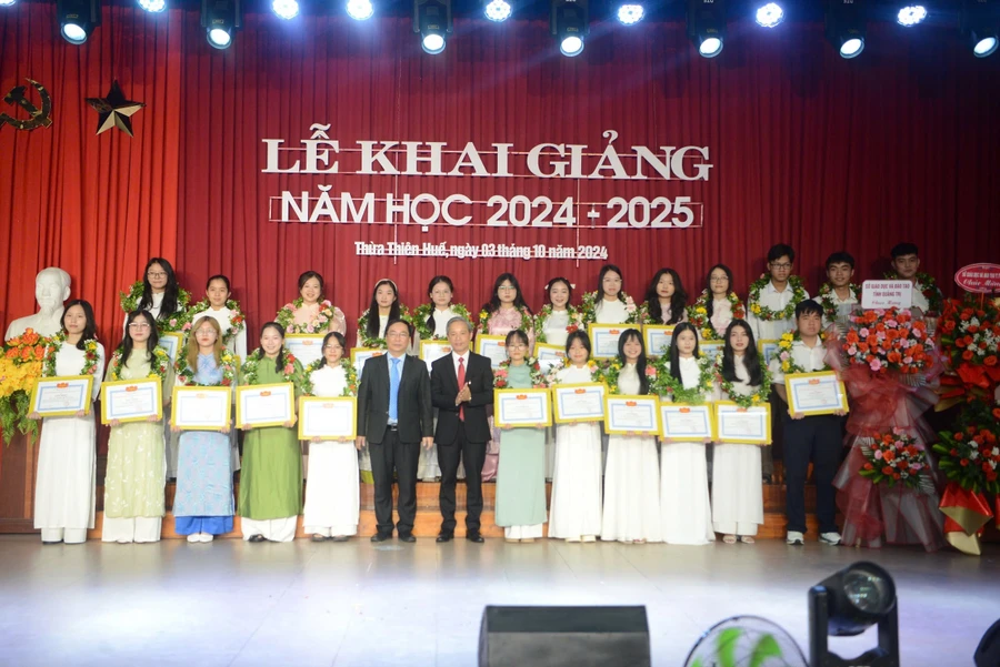 Trao tặng học bổng cho các thủ khoa Trường Đại học Sư phạm, Đại học Huế trong Lễ khai giảng năm học mới. (Ảnh: Huy Lê)