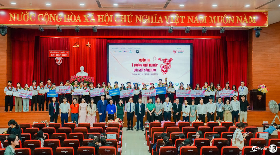 Các đội thi và Ban tổ chức cuộc thi chụp ảnh lưu niệm. shi06276.jpg