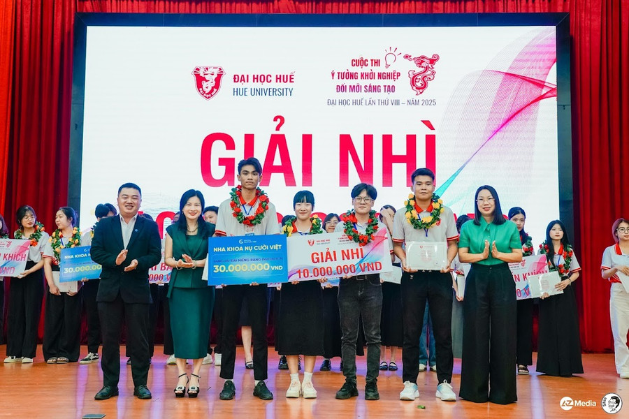 Giải Nhì thuộc về dự án “HUAF GPC - Sản phẩm bê tông xanh từ phế phụ phẩm nông nghiệp, công nghiệp hướng đến Netzero” của sinh viên Trường Đại học Nông Lâm. shi06238.jpg