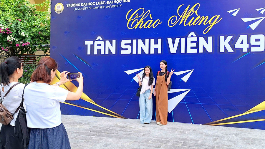 Các tân sinh viên háo hức nhập học tại các trường Đại học ở TP Huế. 