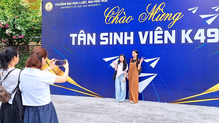 Các tân sinh viên háo hức nhập học tại các trường Đại học ở TP Huế. 