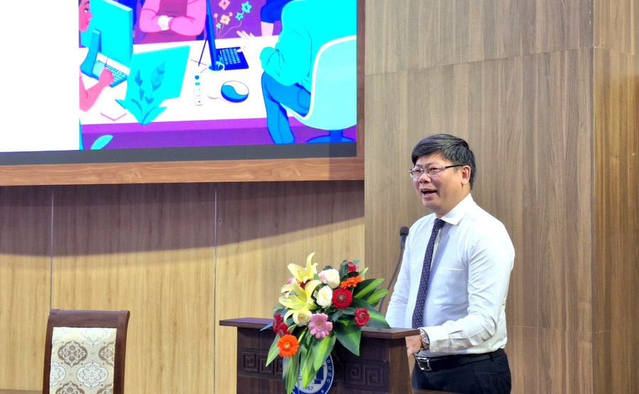 PGS.TS Hoàng Hữu Hạnh – Phó Vụ trưởng Vụ Hợp tác quốc tế, Bộ Khoa học và Công nghệ báo cáo về AI và chuyển đổi số. z6607561181471-bfb2fae8a68628afb108802a33fd806f.jpg