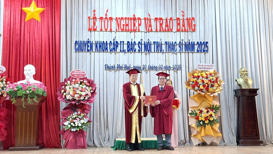 Trường Đại học Y - Dược, Đại học Huế trao bằng CK cấp II, cao học, BS nội trú. (Ảnh: Đại Dương)