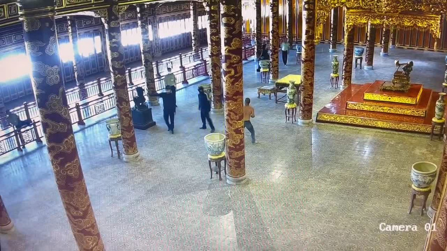 Lực lượng bảo vệ và cơ quan chức năng chuẩn bị bắt giữ Hồ Văn Phương Tâm (ở trần) tại Điện Thái Hòa. 6636389635245.jpg