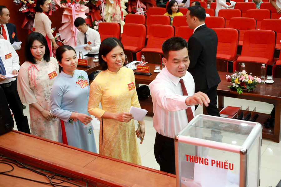 Các đại biểu bỏ phiếu bầu ra Ban Chấp hành Đảng bộ Cơ quan Đại học Huế nhiệm kỳ mới. 7-5623.jpg