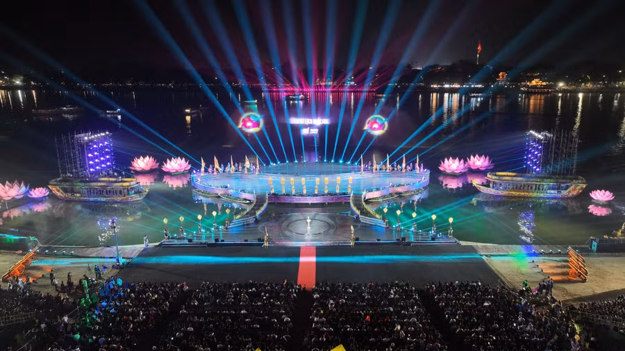 Đêm khai mạc năm du lịch quốc gia - Huế 2025 tại sân khấu nổi sông Hương. (Ảnh: Đình Hoàng).