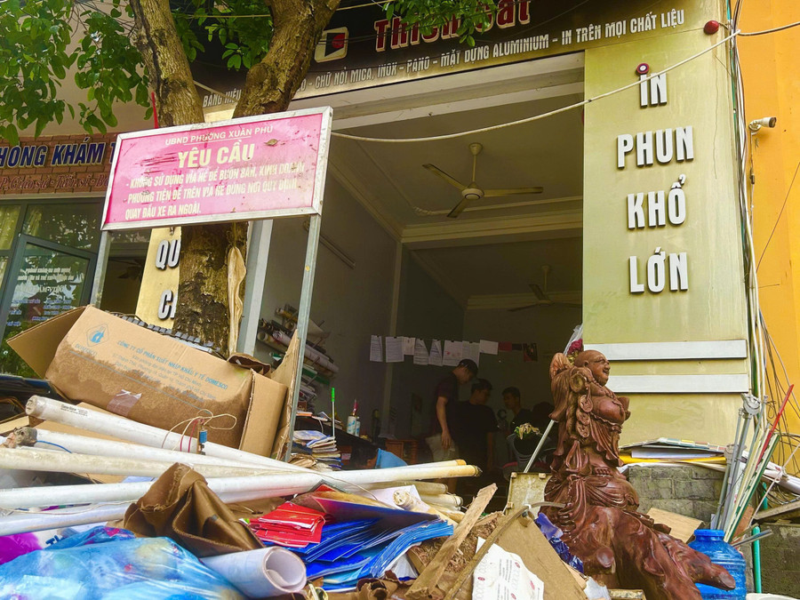 Cơ sở in ấn T.C thiệt hại lớn sau trận lũ dù đã kê cao đồ đạc. z7176390635959-04297ebad2c6bb01a7ffe2c9bcef293f.jpg