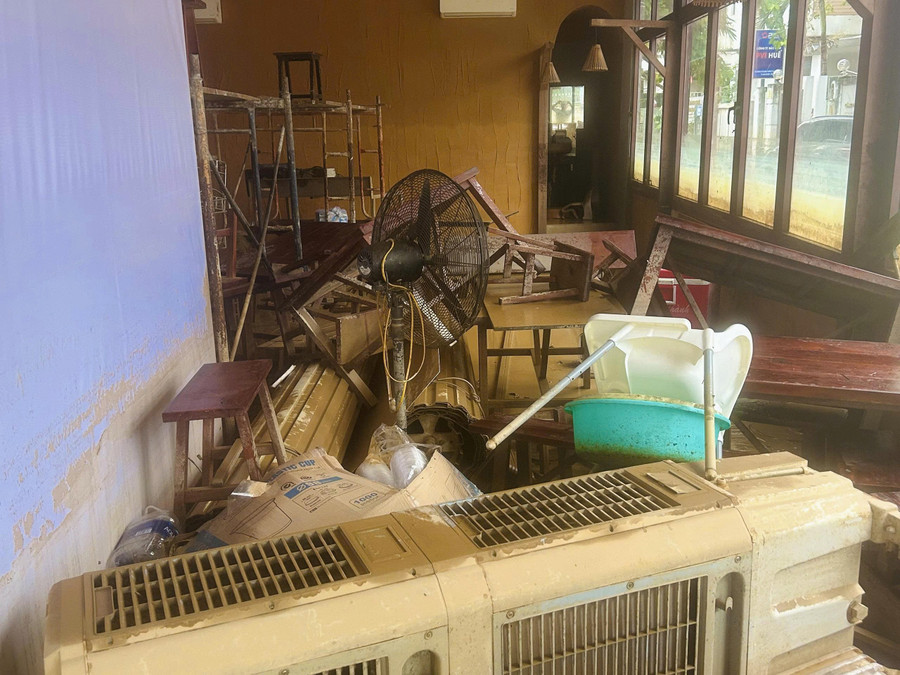 Bên trong 1 nhà hàng sau trận lũ lịch sử đi qua. z7176390635958-808f7df7c62bfb79da96d3cd61a8218a.jpg