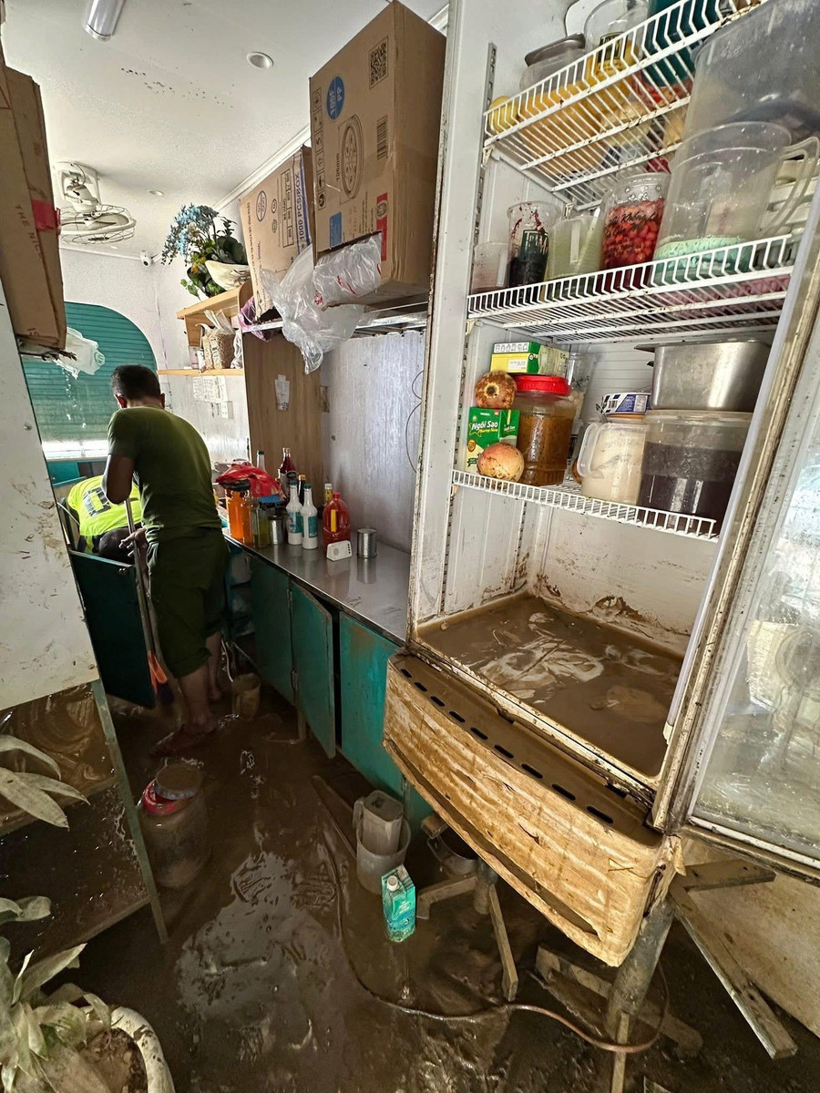 Nước lũ làm hư hỏng hết toàn bộ vật dụng tại quán T.C.M. z7176390724296-cf22a5aedeeb040fc2100013be2df3ba.jpg