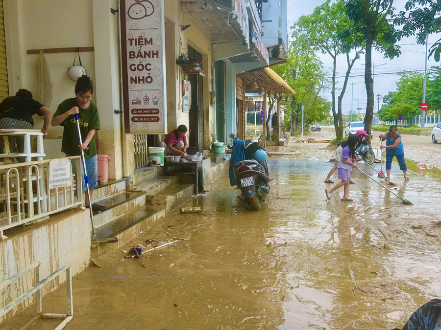 Các tuyến phố đầy bùn đất. Người dân dọn dẹp sau lũ. z7176390345930-4e2744b4fe947e6b4c49833e7ec20766.jpg