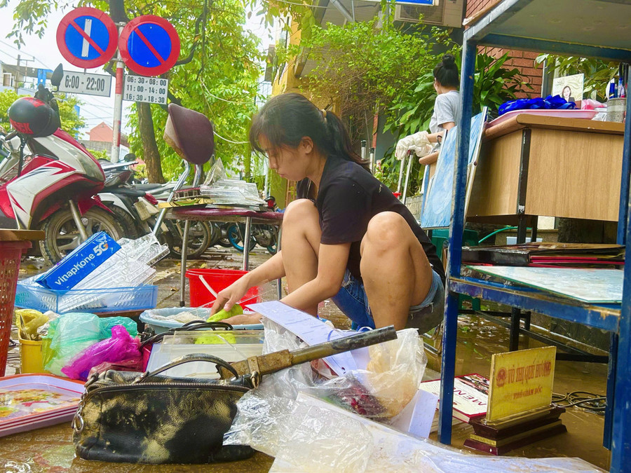 Người dân Huế cố gắng vực dậy sau cơn lũ lịch sử. z7176390394330-70600a5543de4a00a0e50620a7c3bff5.jpg