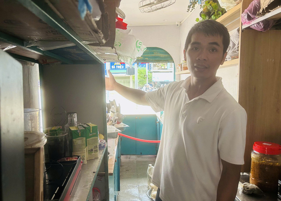 Chủ quán chỉ mức nước lũ gần đến đầu người. z7176390215530-12c3374e3659e4619a36017ddbd2ed9c.jpg