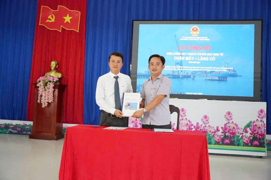 Đại diện Ban Quản lý Khu kinh tế, Công nghiệp TP Huế (trái) và UBND xã Chân Mây – Lăng Cô (phải) nhận điều chỉnh Quy hoạch chung xây dựng khu Kinh tế Chân Mây - Lăng Cô. 2.jpg