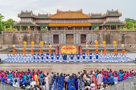 Lễ vinh danh học sinh danh dự toàn trường của ngành giáo dục TP Huế tổ chức tại các di sản văn hóa Huế để cho các em tự hào về truyền thống học tập của quê hương.