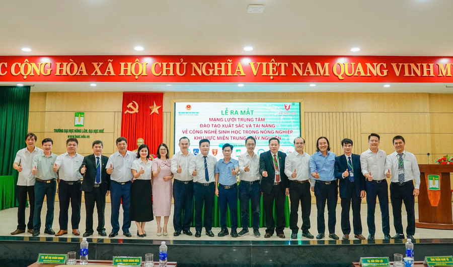 Các đại biểu thuộc Mạng lưới tâm đào tạo xuất sắc và tài năng về công nghệ sinh học trong nông nghiệp khu vực miền Trung - Tây Nguyên ra mắt. z6817763059232-cef14d29919e56183abbee5d353dcd83.jpg