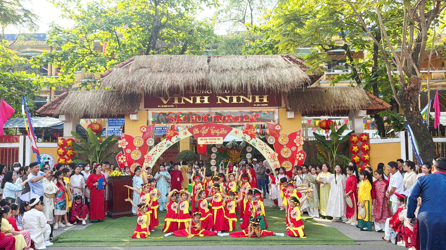 "Hội chợ trường học” chủ đề “Sắc Huế trong em” tại TP Huế.