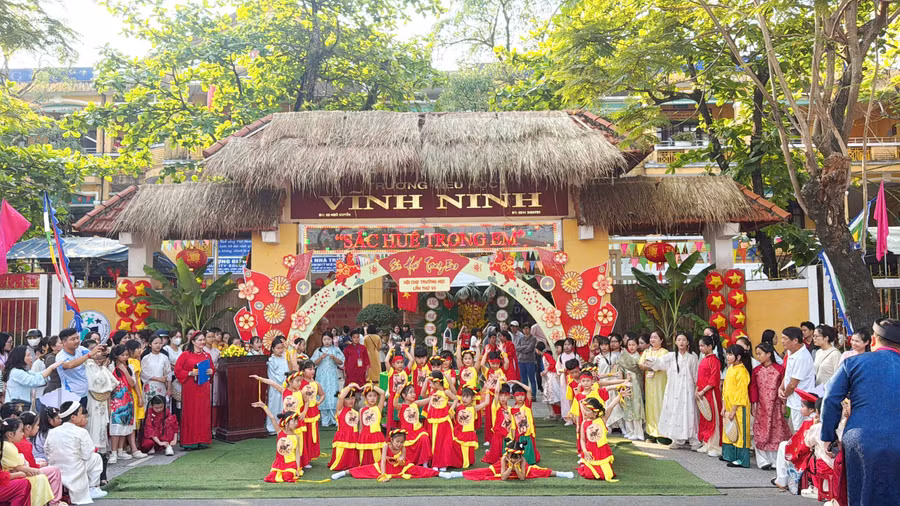 "Hội chợ trường học” chủ đề “Sắc Huế trong em” tại TP Huế.