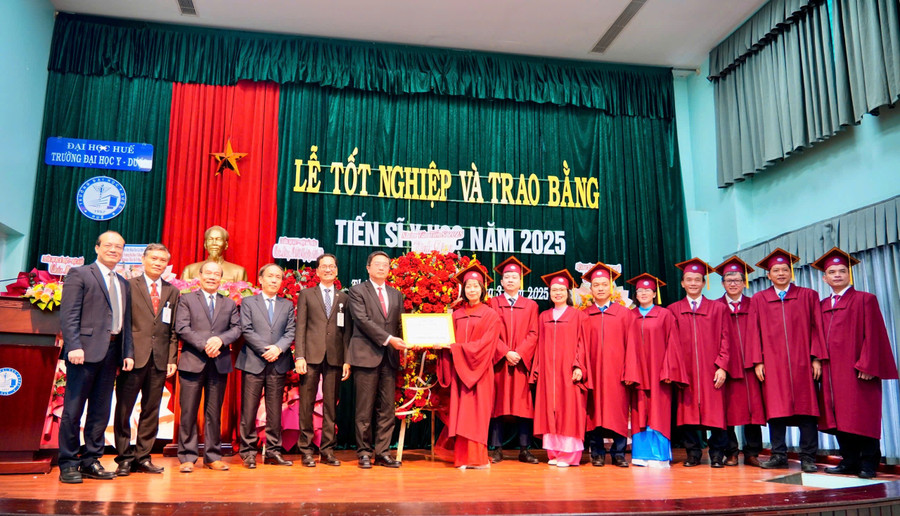 Lễ tốt nghiệp và trao bằng tiến sĩ Y học tại Trường Đại học Y - Dược, Đại học Huế.