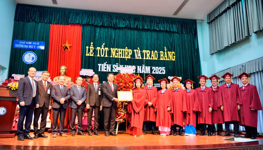 Lễ tốt nghiệp và trao bằng tiến sĩ Y học tại Trường Đại học Y - Dược, Đại học Huế.