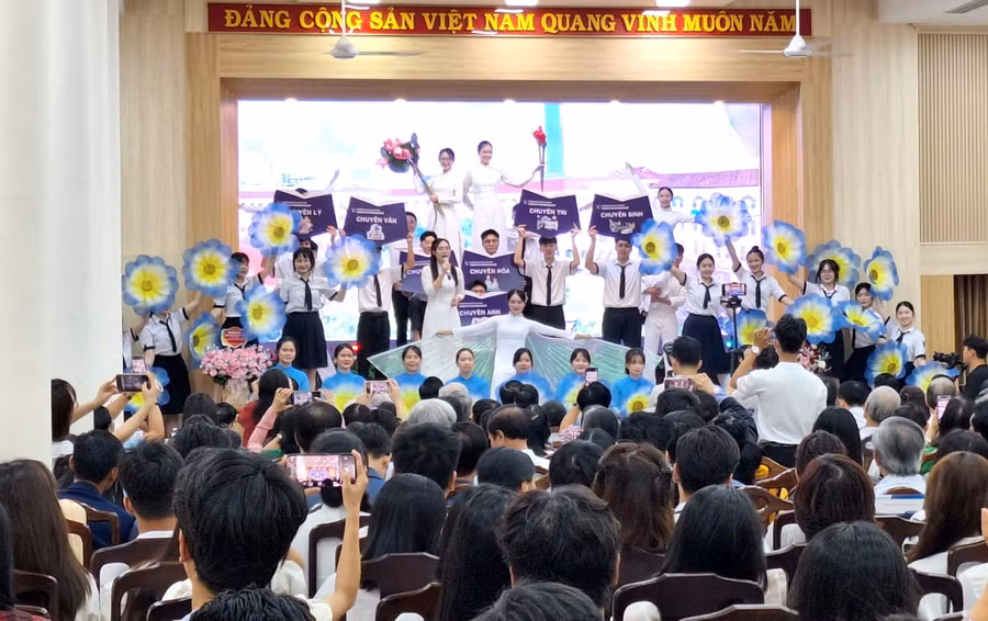 Văn nghệ chào mừng của học sinh Trường THPT chuyên Khoa học Huế, thuộc Trường Đại học Khoa học, Đại học Huế tại lễ kỷ niệm. (Ảnh: Đại Dương)