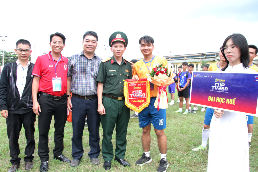 Trung tá Nguyễn Huy Quang, Giám đốc Viettel TP Huế tặng hoa các đội bóng. 4.jpg
