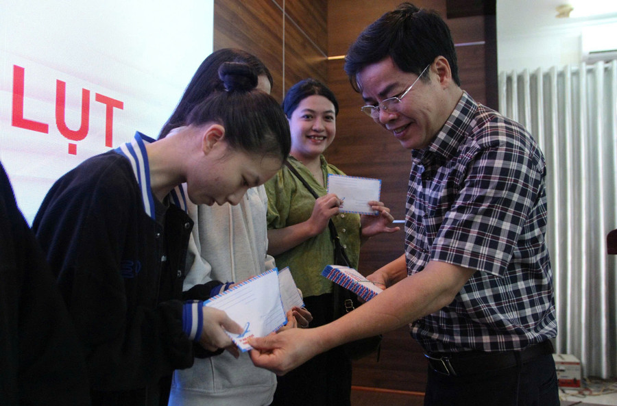 PGS.TS Nguyễn Thành Nhân, Phó Hiệu trưởng ĐH Sư phạm Huế trao quà đến các sinh viên khó khăn do lũ. 6.jpg