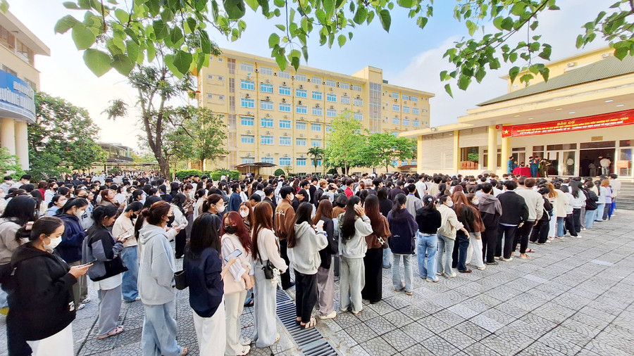 Hơn 2.600 sinh viên Trường Đại học Kinh tế, Đại học Huế đi bầu cử từ sáng sớm tại trường.