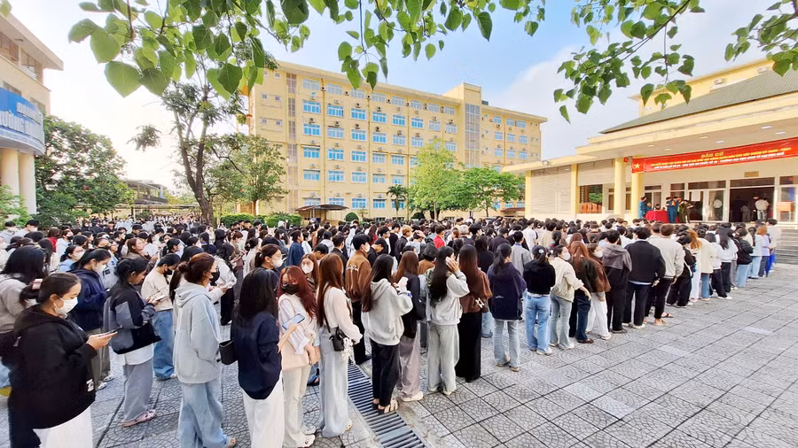 Hơn 2.600 sinh viên Trường Đại học Kinh tế, Đại học Huế đi bầu cử từ sáng sớm tại trường.