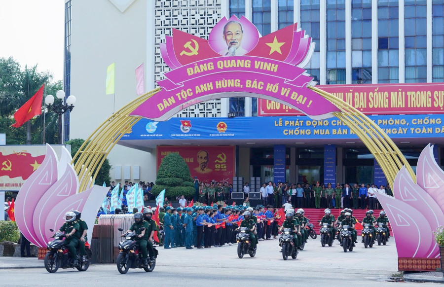 Diễu hành tuyên truyền không khoan nhượng với các tội phạm mua bán người tại TP Huế sau lễ phát động. gen-h-11.jpg