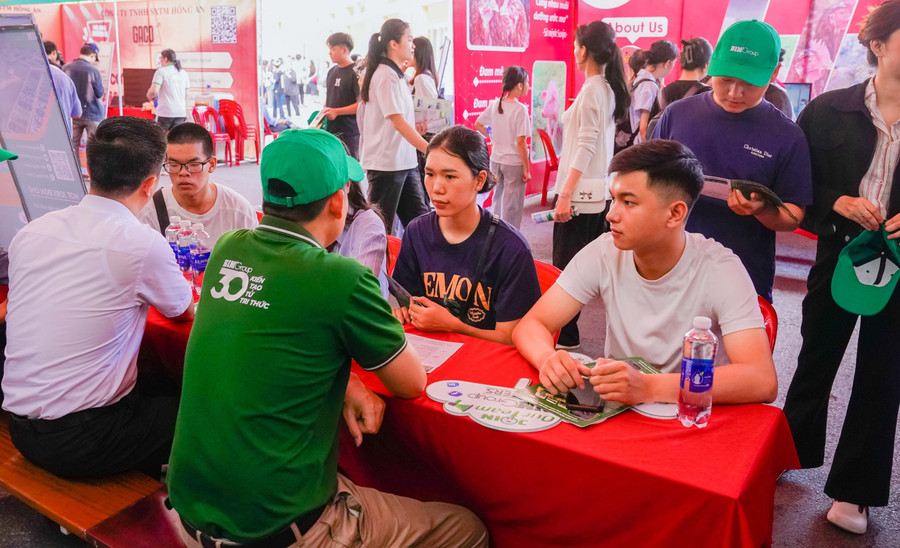 Các doanh nghiệp phỏng vấn sinh viên xin việc làm tại Ngày hội. shi09143.jpg