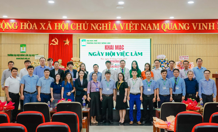 Lãnh đạo nhà trường cùng các đơn vị tuyển dụng chụp ảnh lưu niệm. shi08982.jpg