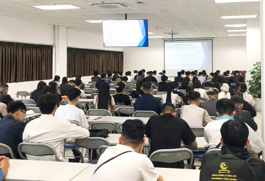 Các em tập trung và được nghe phổ biến quy chế làm việc tại công ty. 6.jpg