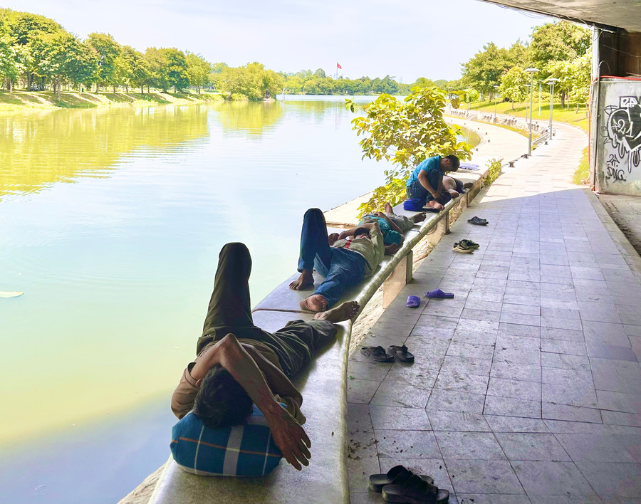 Buổi trưa, người dân lao động tranh thủ nghỉ ngơi dưới gầm cầu Dã Viên để tránh nóng. “Về nhà thì xa, chỗ này cạnh sông Hương mát nên tiện thể tôi nằm đây nghỉ trưa luôn cho khỏe”, anh Trần Văn Quốc chia sẻ. anh-10.jpg