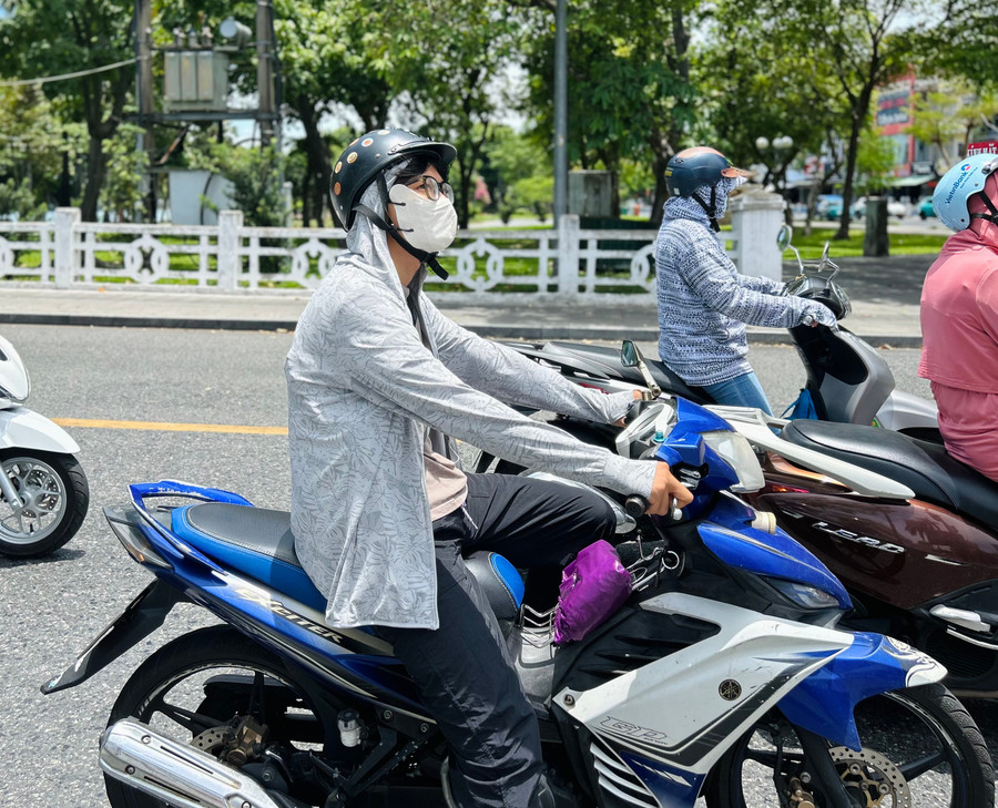 Ghi nhận của PV báo Giáo dục Thời đại, đa số người dân ra đường đều trùm kín trong đồ chống nắng. anh-3.jpg