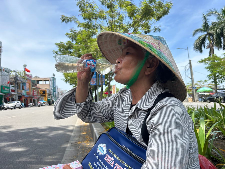 Bà Hoàng Thị Cúc (67 tuổi, làm nghề bán vé số khu vực chợ Đông Ba) bộc bạch: “Trời ni cứ nắng lên là mệ đau đầu dễ sợ lắm, dễ bị cảm. Bán vé số ngày được mấy chục ngàn nhưng cũng ăn uống thuốc men hết cả". anh-8-ba-hoang-thi-cuc.jpg
