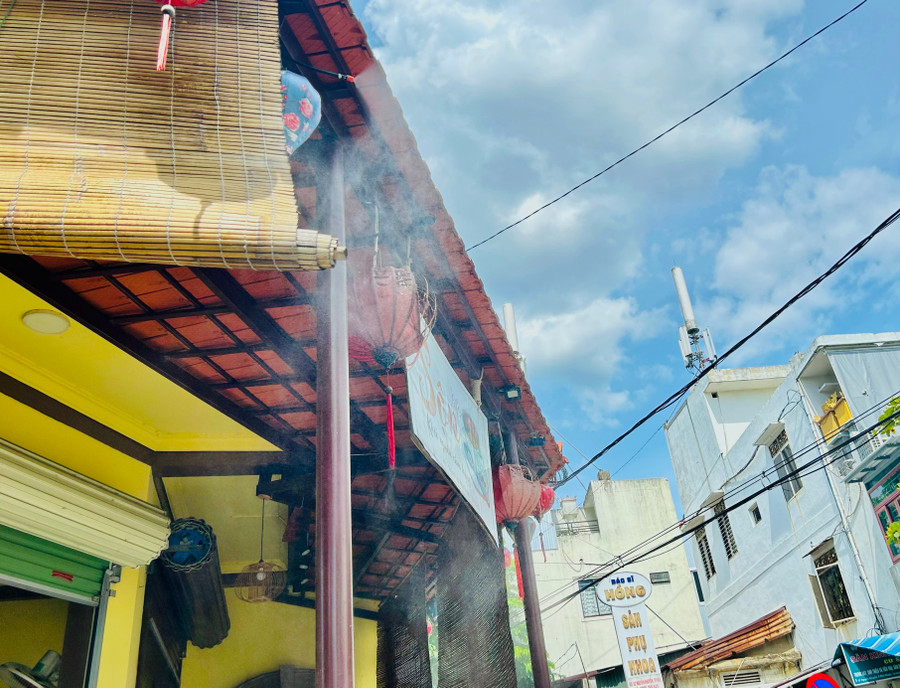 Một số hàng quán phải sử dụng hệ thống phun sương để tản nhiệt, giữ không khí dễ chịu hơn cho phía trong nhà. anh-12.jpg
