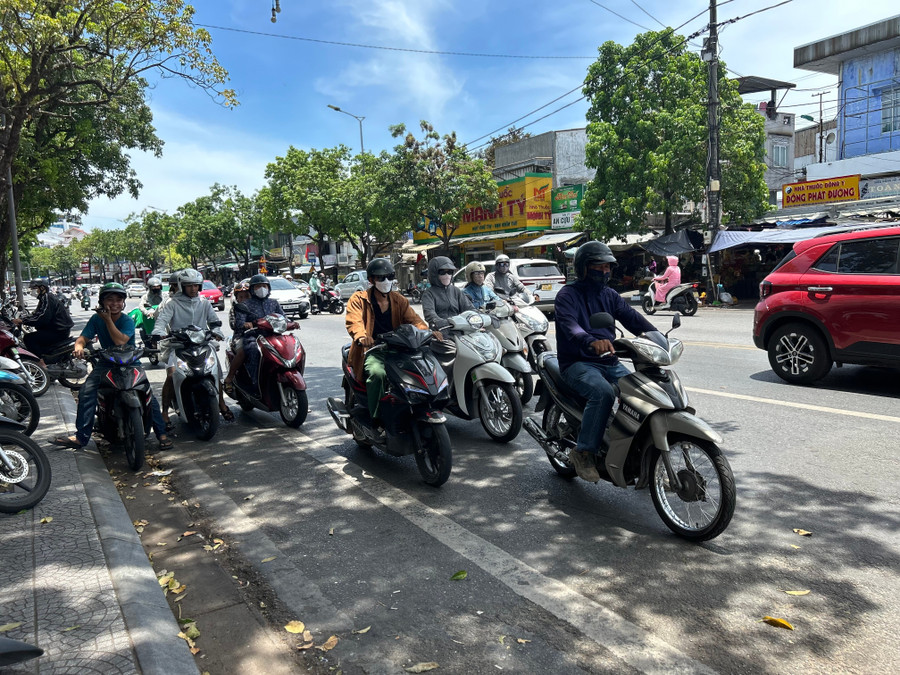 Giữa trưa, nhiều người tranh thủ dừng xe dưới bóng cây ven đường mỗi khi chờ đèn đỏ. anh-4.jpg