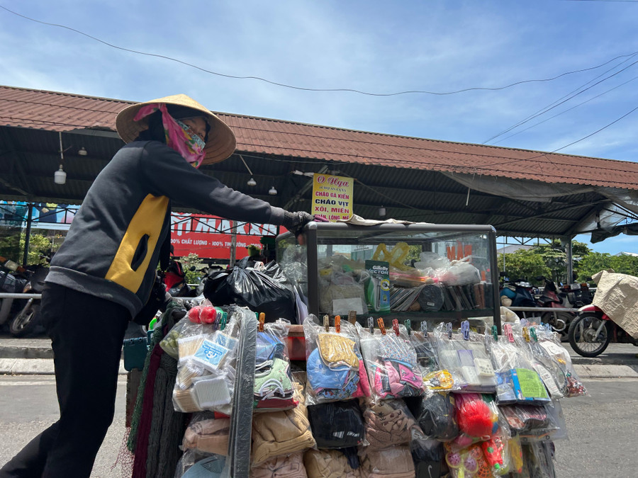 Trên khắp các con phố, người lao động chân tay vẫn miệt mài làm việc bất chấp cái nắng gắt cháy da thịt. anh-51.jpg