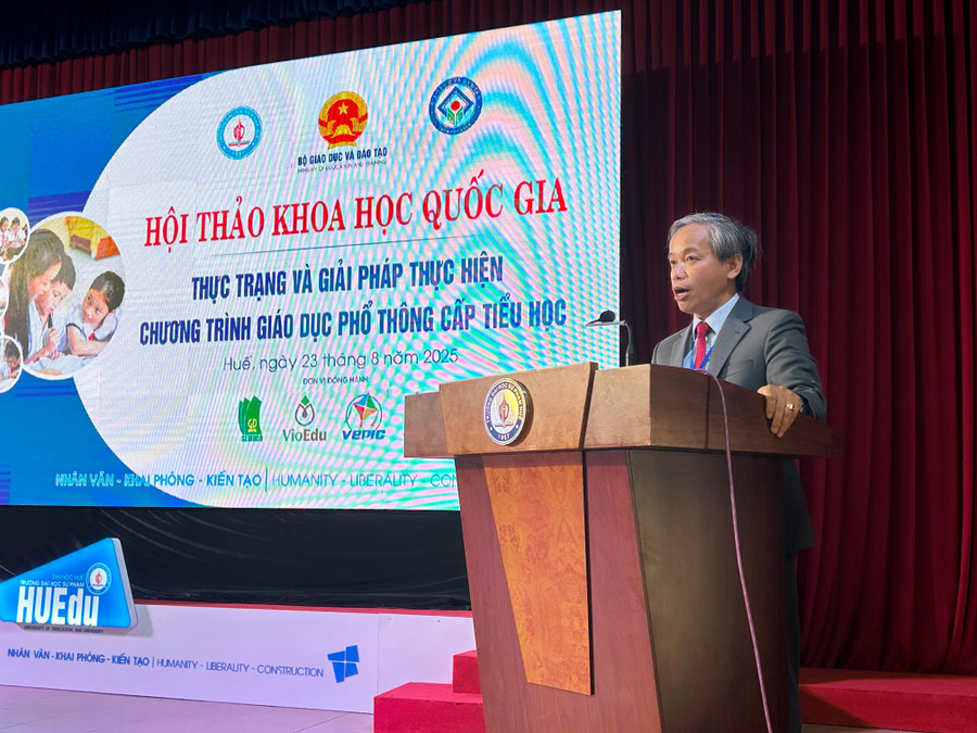 Dr. Le Ho Son, Principal of Hue University of Education, delivered a congratulatory speech. 95c89f1c-2015-4d95-b5bf-5e2d9cfa2b47.jpg
